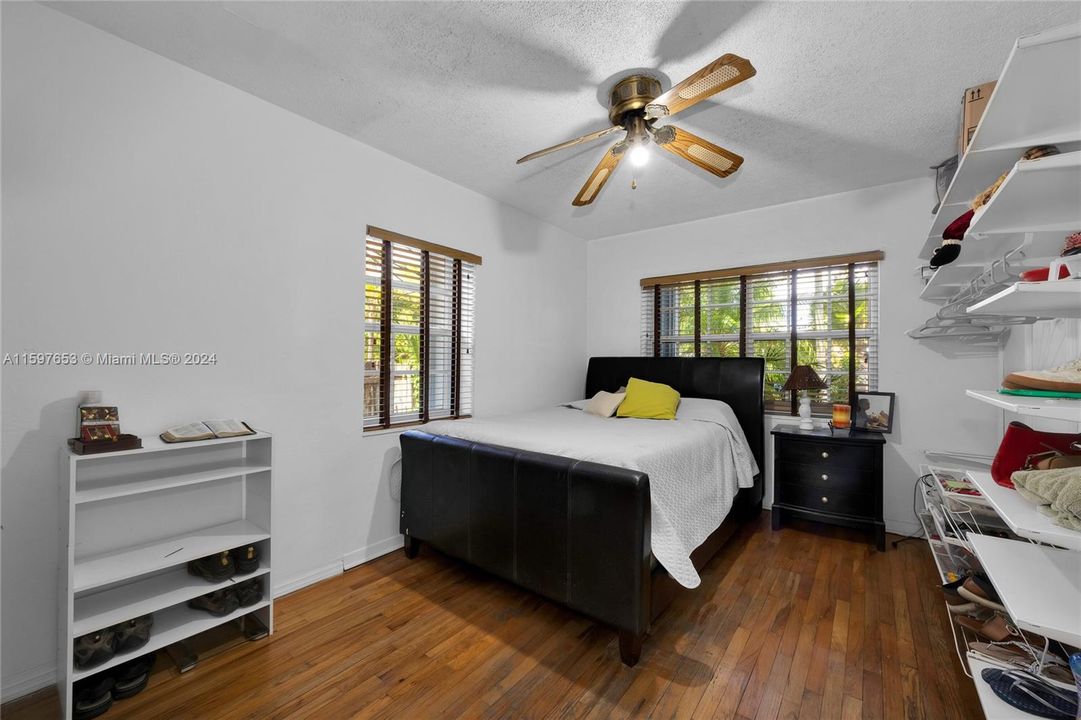 For Sale: $650,000 (2 beds, 1 baths, 902 Square Feet)