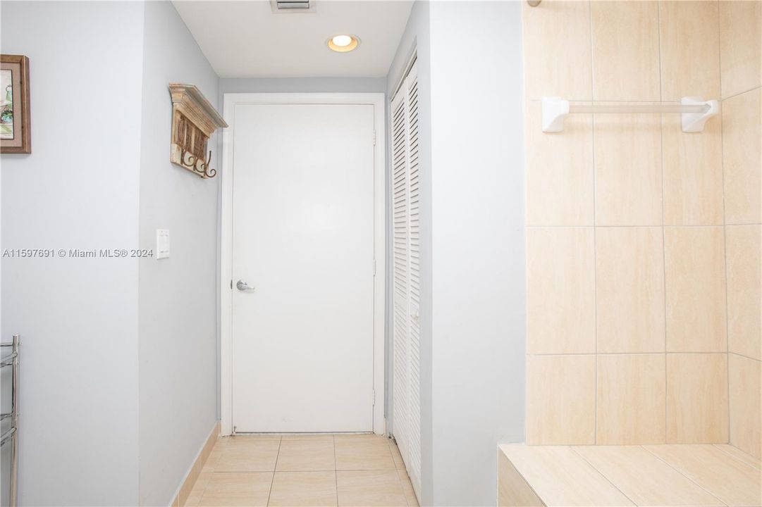 For Sale: $435,000 (1 beds, 1 baths, 821 Square Feet)