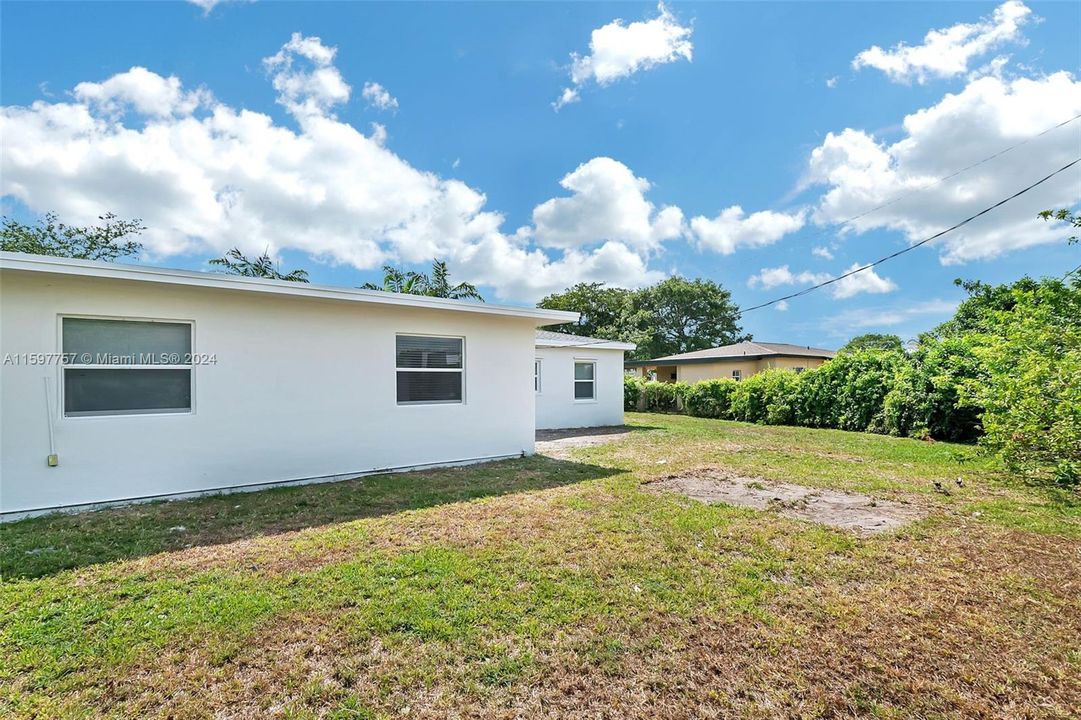 Active With Contract: $587,000 (5 beds, 2 baths, 1592 Square Feet)