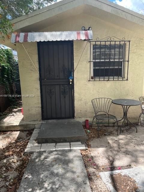 Active With Contract: $1,500 (1 beds, 1 baths, 1589 Square Feet)