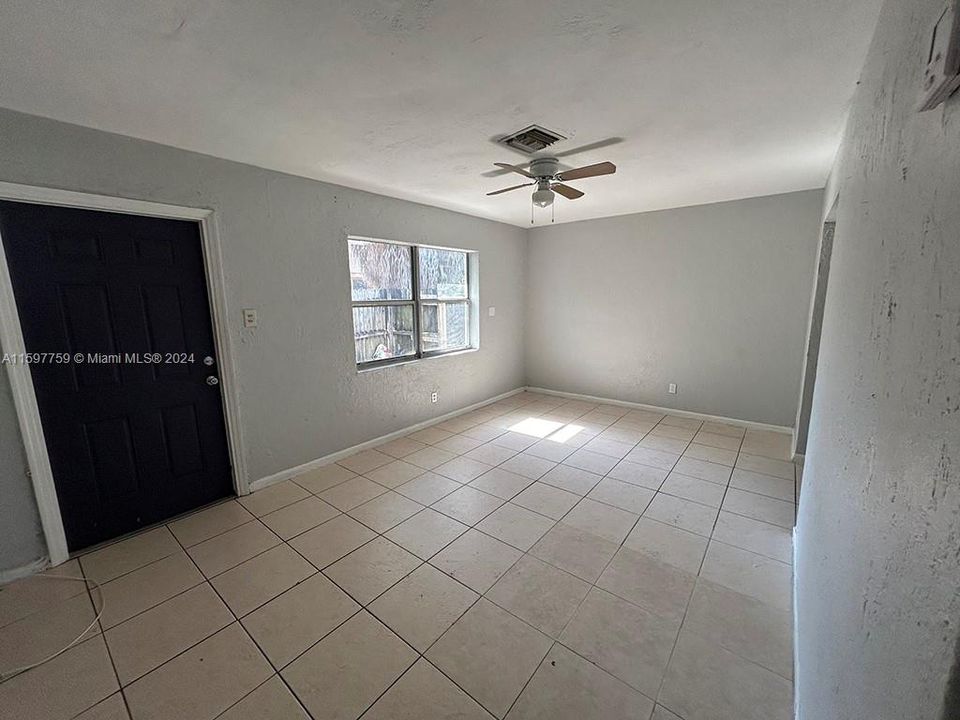 Recently Rented: $1,700 (2 beds, 1 baths, 690 Square Feet)