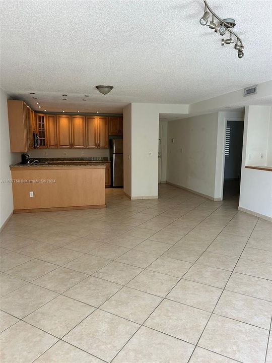 Active With Contract: $2,950 (3 beds, 2 baths, 1250 Square Feet)