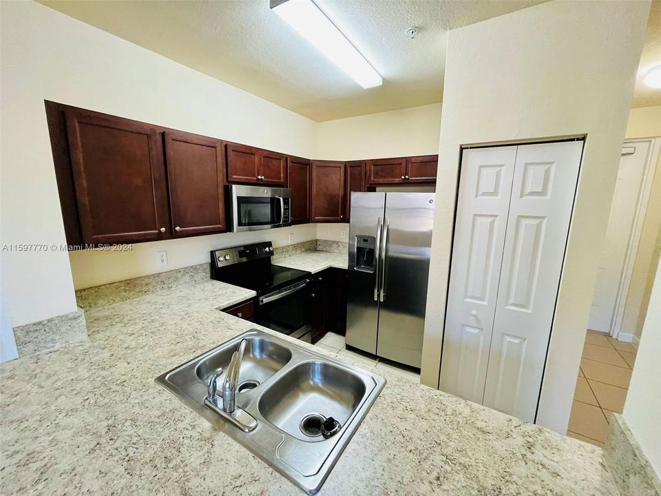 Recently Rented: $2,100 (3 beds, 2 baths, 1151 Square Feet)