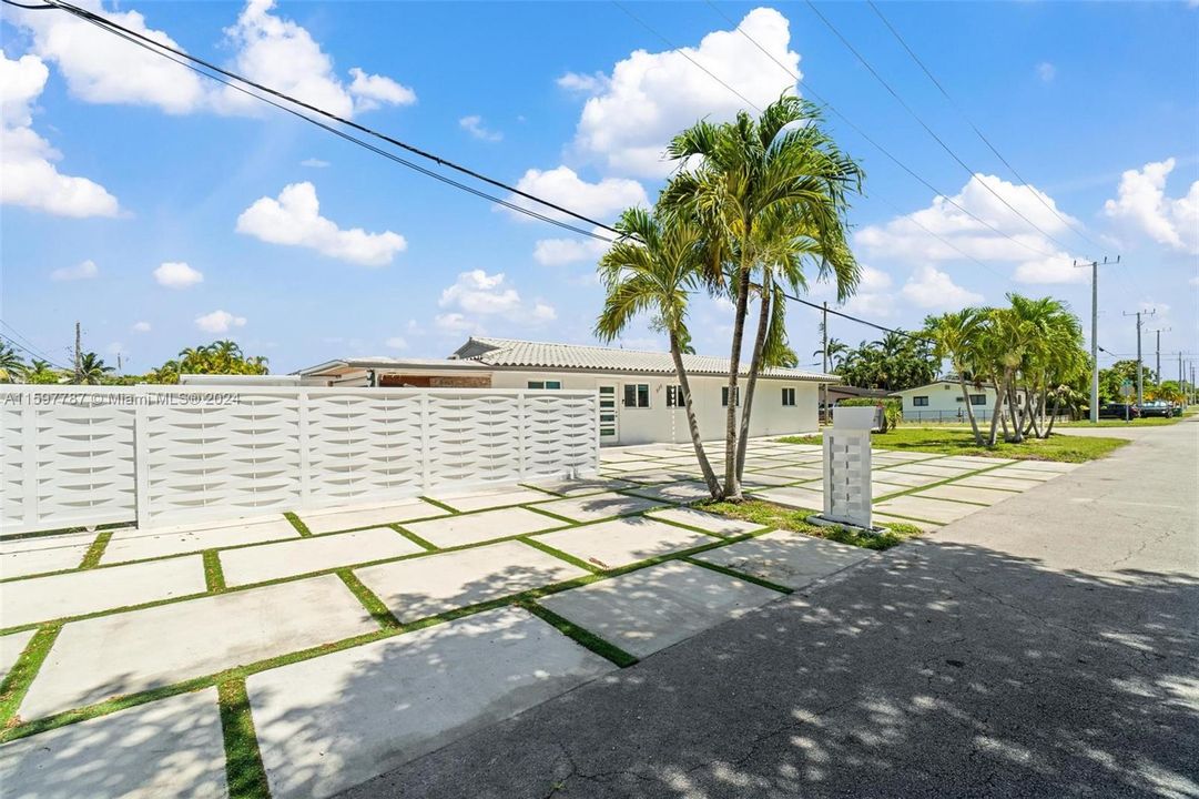 For Sale: $1,300,000 (4 beds, 2 baths, 1934 Square Feet)