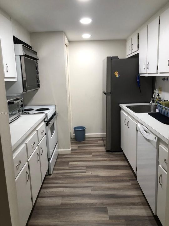 For Rent: $2,000 (1 beds, 2 baths, 845 Square Feet)