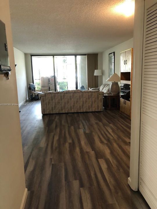 For Rent: $2,000 (1 beds, 2 baths, 845 Square Feet)