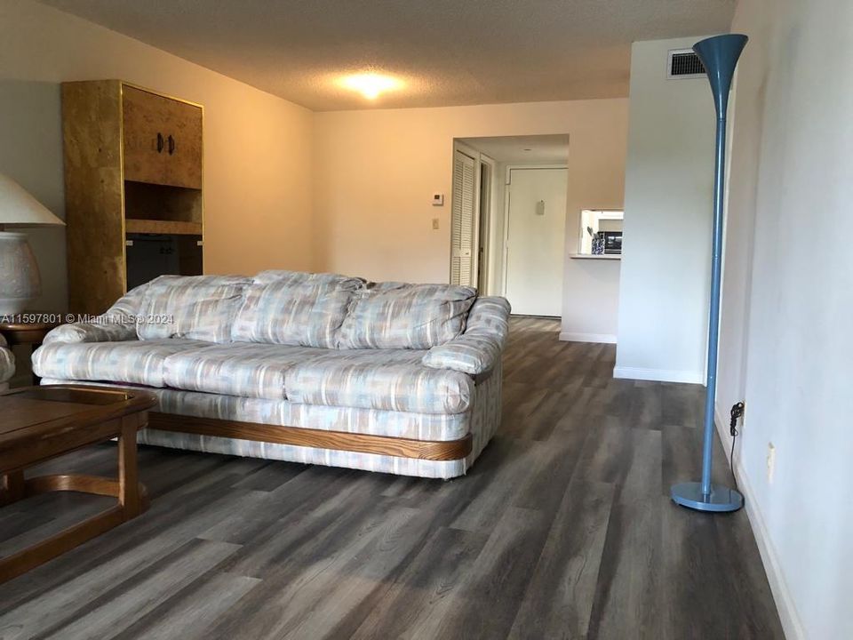 For Rent: $2,000 (1 beds, 2 baths, 845 Square Feet)