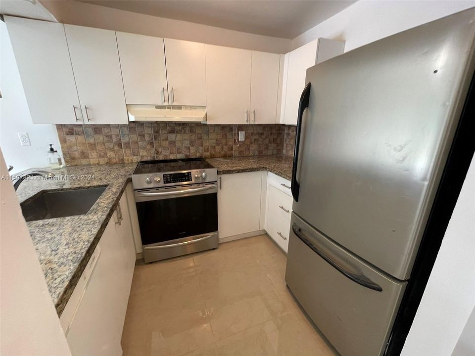 For Sale: $180,000 (1 beds, 1 baths, 658 Square Feet)