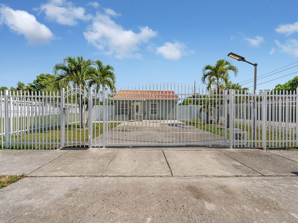 Active With Contract: $500,000 (3 beds, 2 baths, 1069 Square Feet)