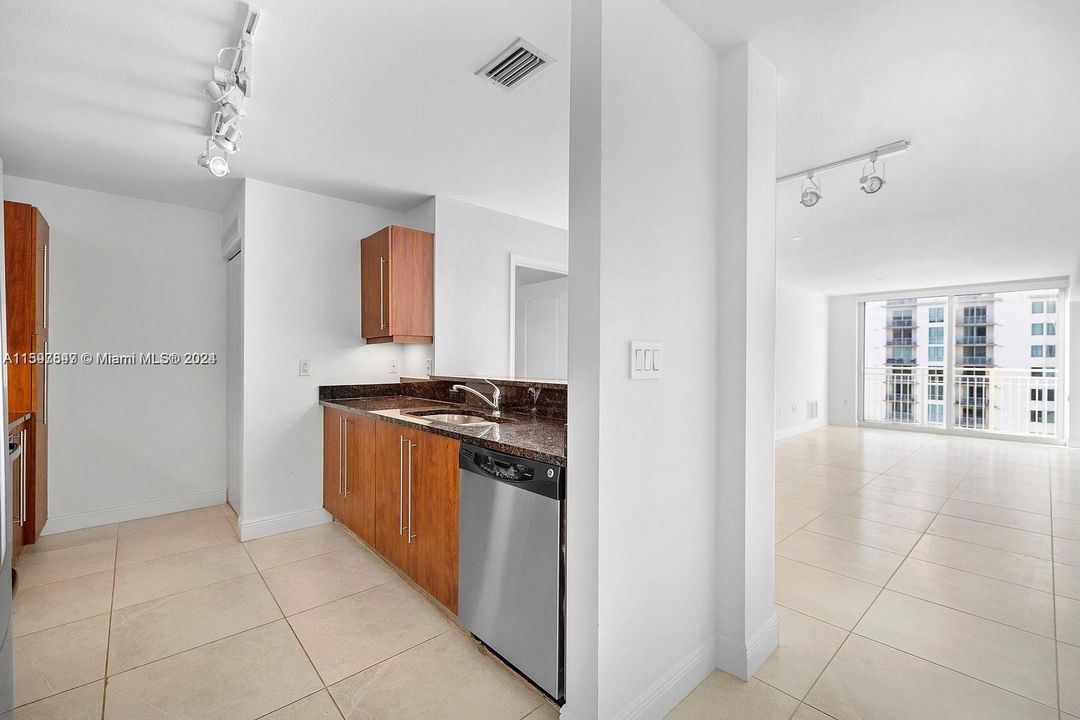 Active With Contract: $2,500 (1 beds, 1 baths, 828 Square Feet)