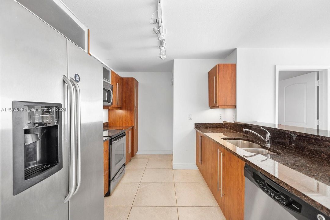 Active With Contract: $2,500 (1 beds, 1 baths, 828 Square Feet)