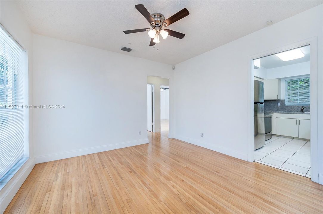 Recently Rented: $2,900 (2 beds, 1 baths, 1079 Square Feet)