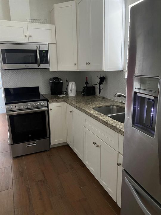 Active With Contract: $2,300 (3 beds, 1 baths, 1017 Square Feet)