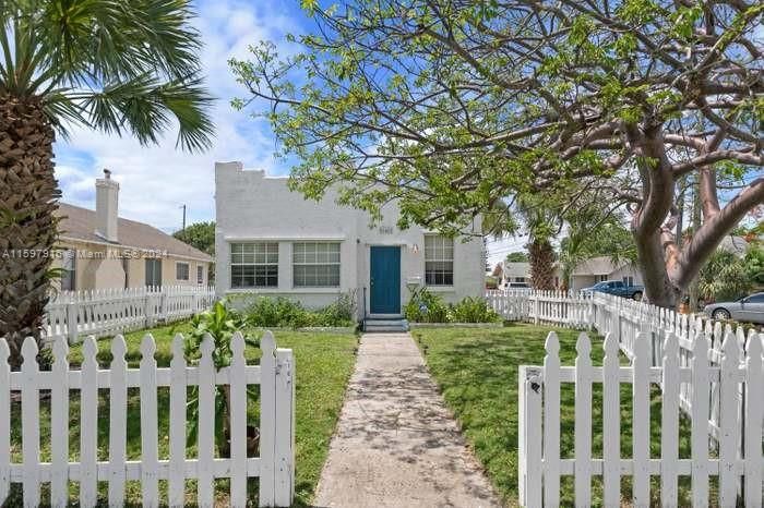 Active With Contract: $2,300 (3 beds, 1 baths, 1017 Square Feet)