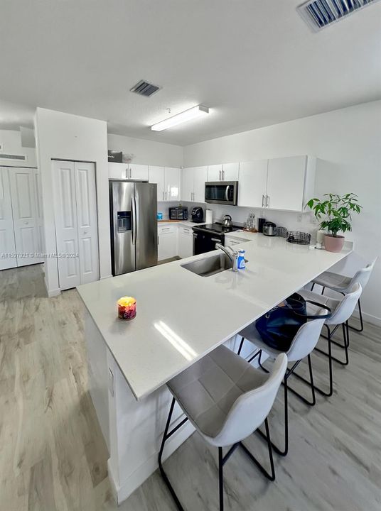 Active With Contract: $2,890 (3 beds, 2 baths, 1486 Square Feet)