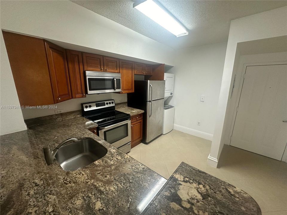 For Sale: $299,999 (1 beds, 1 baths, 685 Square Feet)