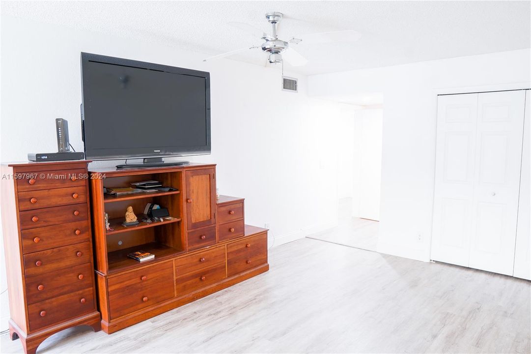 For Sale: $385,000 (2 beds, 2 baths, 1235 Square Feet)