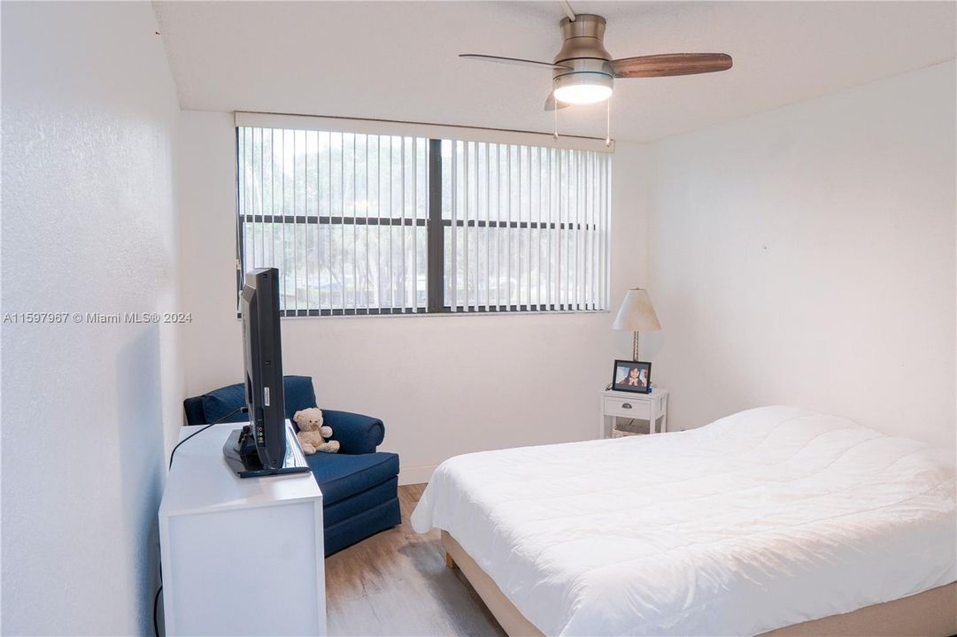 For Sale: $385,000 (2 beds, 2 baths, 1235 Square Feet)