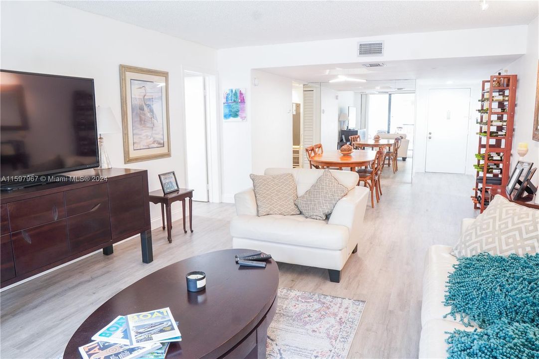 For Sale: $385,000 (2 beds, 2 baths, 1235 Square Feet)