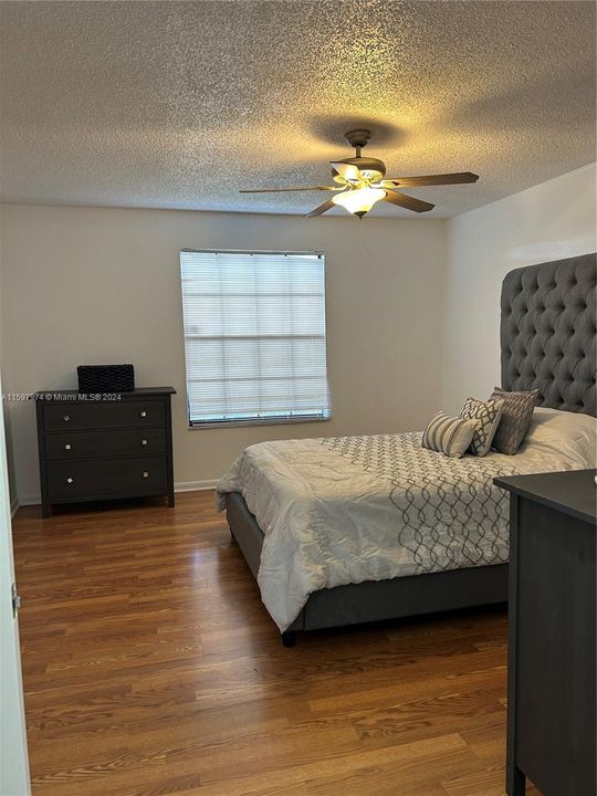 For Rent: $1,375 (1 beds, 1 baths, 925 Square Feet)