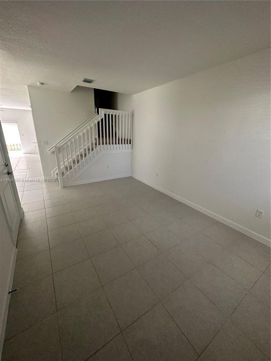 For Rent: $2,800 (3 beds, 2 baths, 1827 Square Feet)