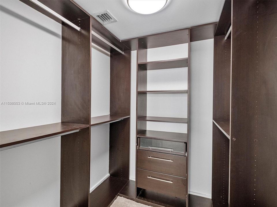 Recently Rented: $3,250 (1 beds, 1 baths, 816 Square Feet)