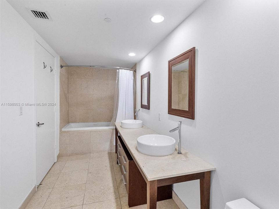 Recently Rented: $3,250 (1 beds, 1 baths, 816 Square Feet)