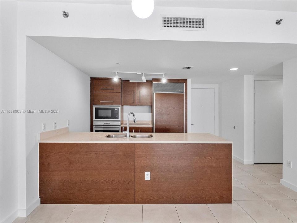 Recently Rented: $3,250 (1 beds, 1 baths, 816 Square Feet)