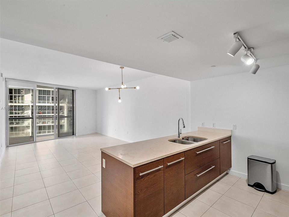 Recently Rented: $3,250 (1 beds, 1 baths, 816 Square Feet)