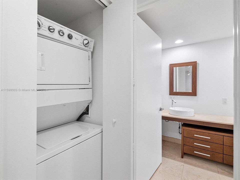 Recently Rented: $3,250 (1 beds, 1 baths, 816 Square Feet)