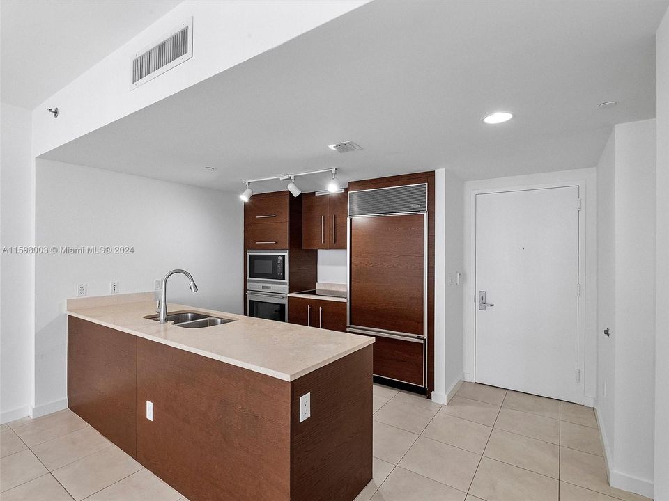 Recently Rented: $3,250 (1 beds, 1 baths, 816 Square Feet)