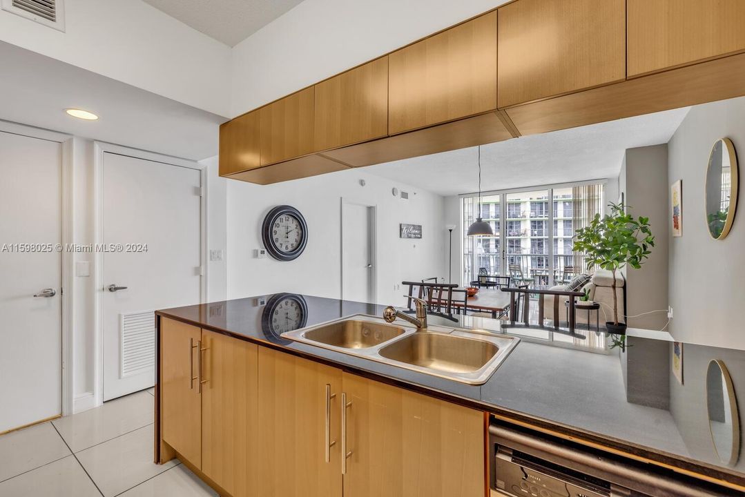 For Sale: $399,000 (1 beds, 1 baths, 791 Square Feet)