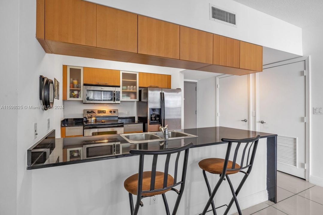 For Sale: $394,000 (1 beds, 1 baths, 791 Square Feet)