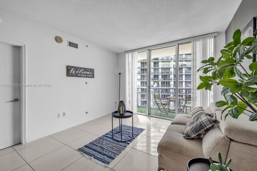 For Sale: $394,000 (1 beds, 1 baths, 791 Square Feet)