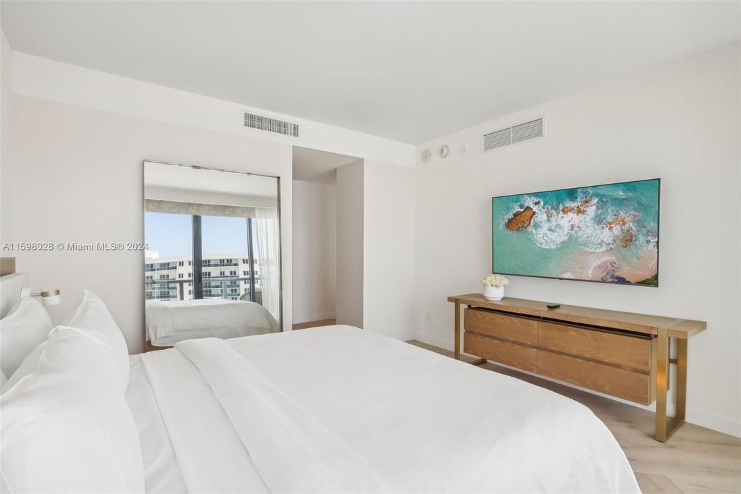 For Sale: $3,600,000 (2 beds, 2 baths, 1287 Square Feet)