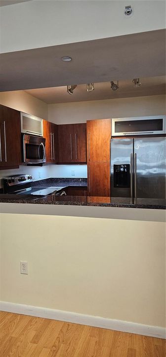 Active With Contract: $349,900 (1 beds, 1 baths, 759 Square Feet)