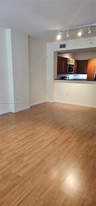 Active With Contract: $349,900 (1 beds, 1 baths, 759 Square Feet)