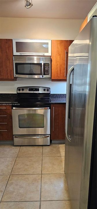 Active With Contract: $349,900 (1 beds, 1 baths, 759 Square Feet)