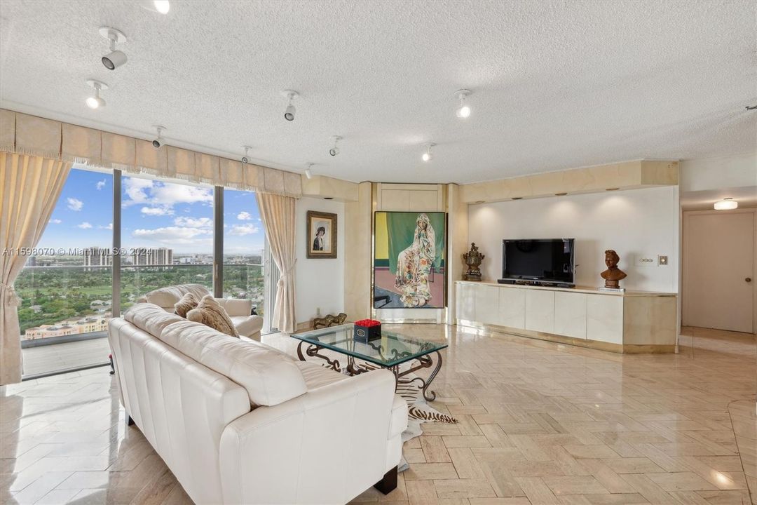 Recently Sold: $639,000 (2 beds, 2 baths, 1887 Square Feet)