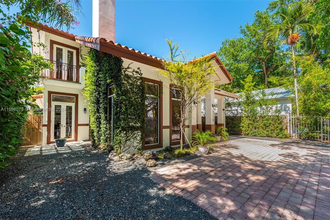 Active With Contract: $2,600,000 (5 beds, 4 baths, 2907 Square Feet)