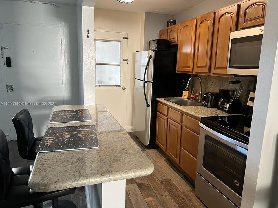 For Sale: $210,000 (1 beds, 1 baths, 588 Square Feet)