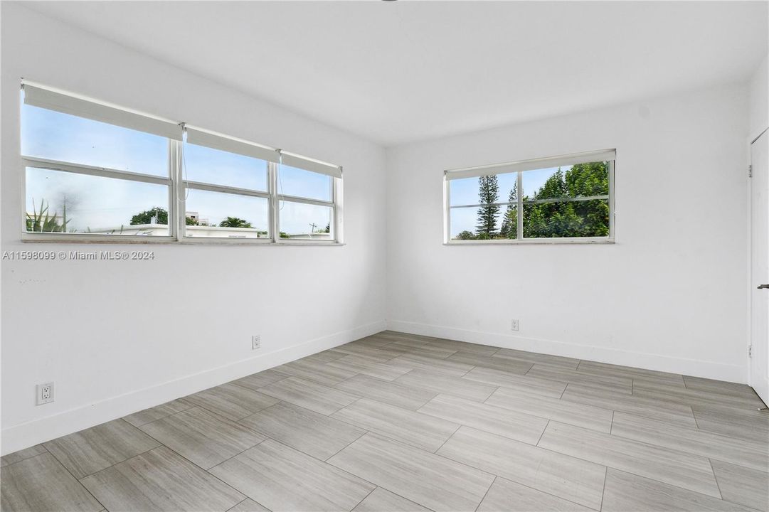 Active With Contract: $2,800 (2 beds, 2 baths, 1100 Square Feet)