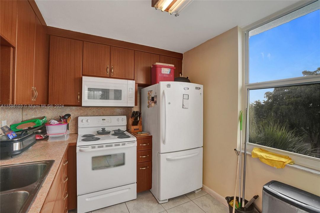 For Sale: $239,900 (2 beds, 2 baths, 1050 Square Feet)