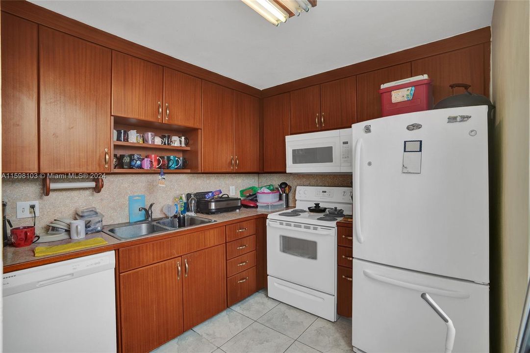 For Sale: $239,900 (2 beds, 2 baths, 1050 Square Feet)