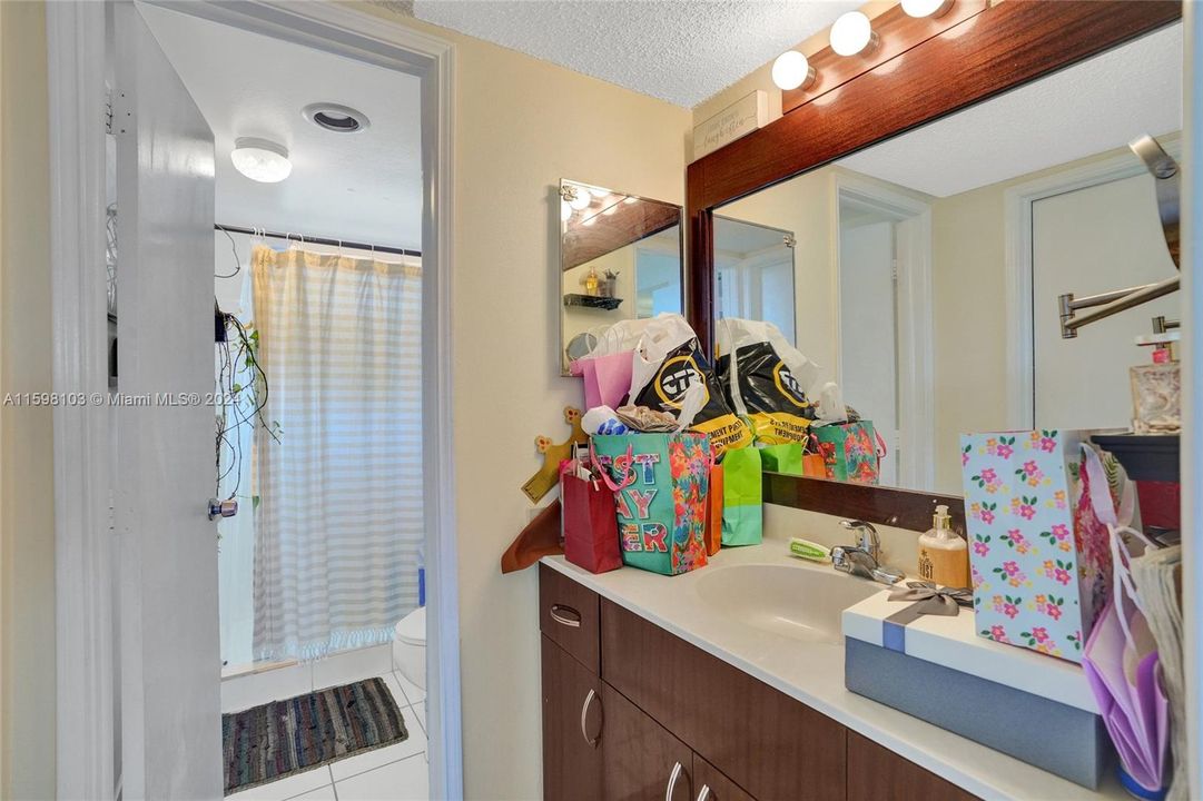 For Sale: $239,900 (2 beds, 2 baths, 1050 Square Feet)
