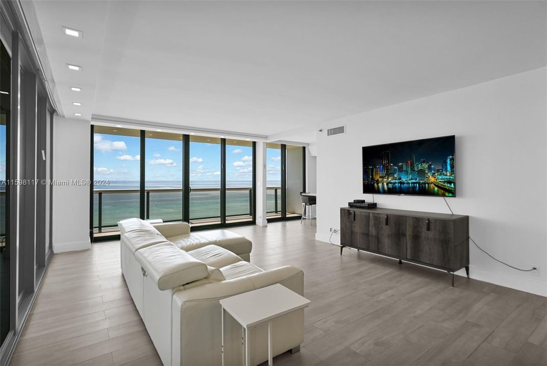 For Sale: $2,749,000 (2 beds, 2 baths, 1560 Square Feet)