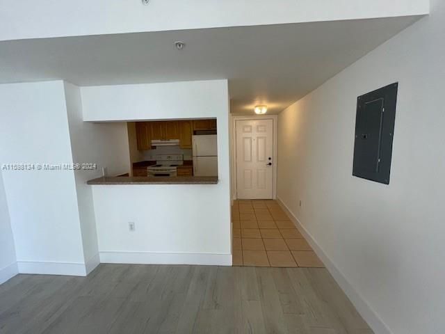 For Sale: $309,000 (2 beds, 2 baths, 949 Square Feet)