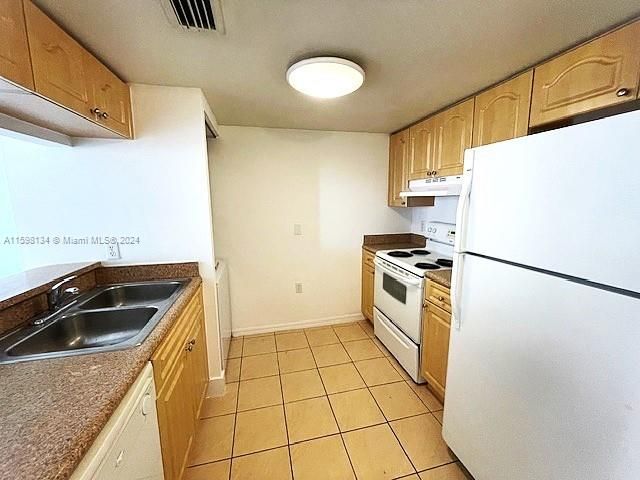 For Sale: $309,000 (2 beds, 2 baths, 949 Square Feet)