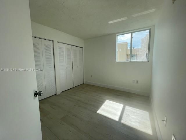 For Sale: $309,000 (2 beds, 2 baths, 949 Square Feet)