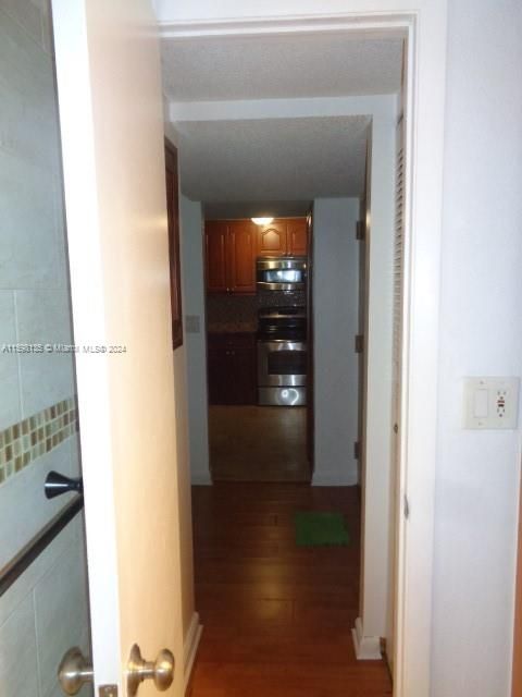 For Sale: $225,000 (1 beds, 1 baths, 708 Square Feet)